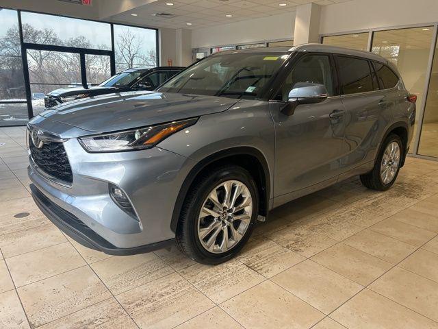 used 2023 Toyota Highlander car, priced at $35,887