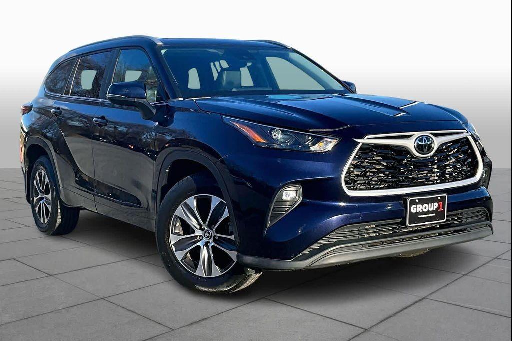 used 2023 Toyota Highlander car, priced at $33,146