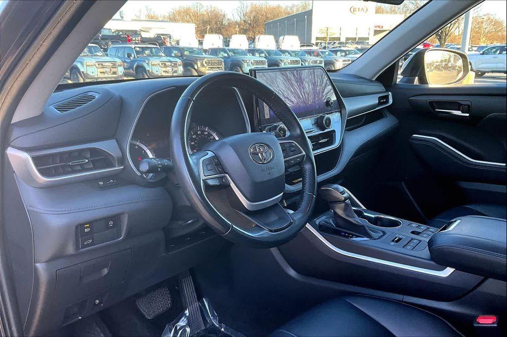 used 2023 Toyota Highlander car, priced at $33,146
