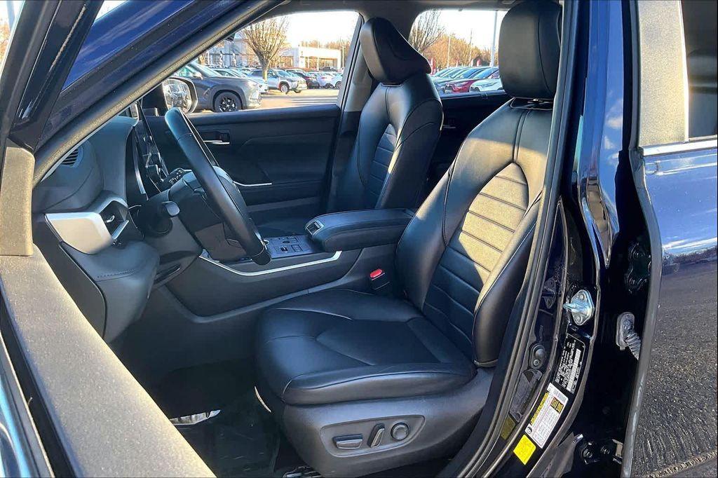 used 2023 Toyota Highlander car, priced at $33,146