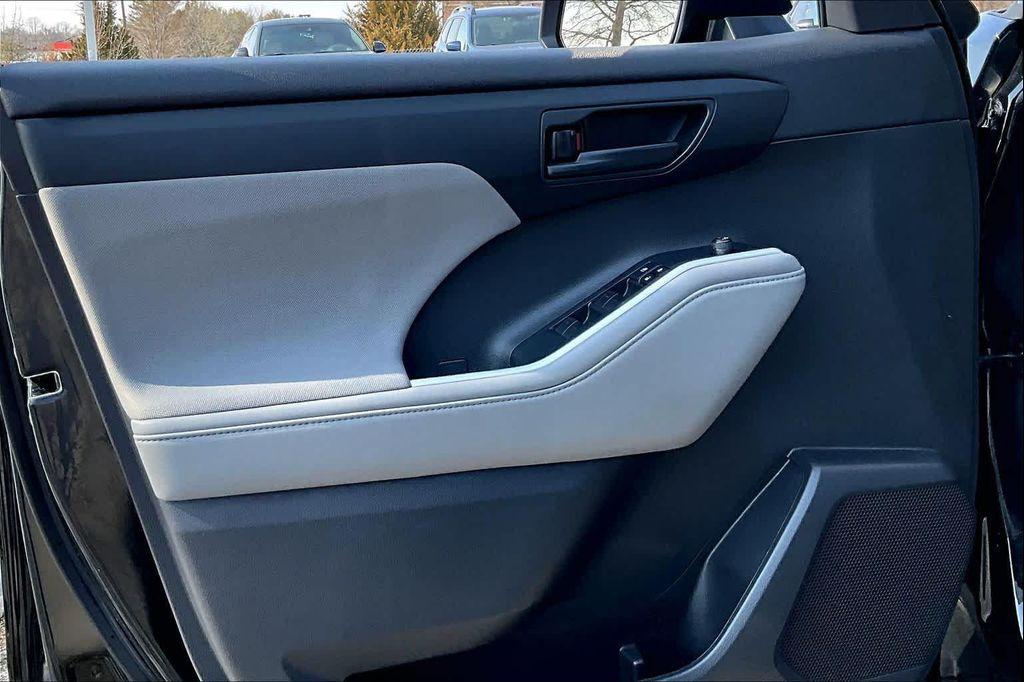 used 2022 Toyota Highlander car, priced at $28,500