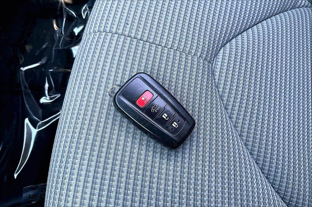 used 2022 Toyota Highlander car, priced at $28,500