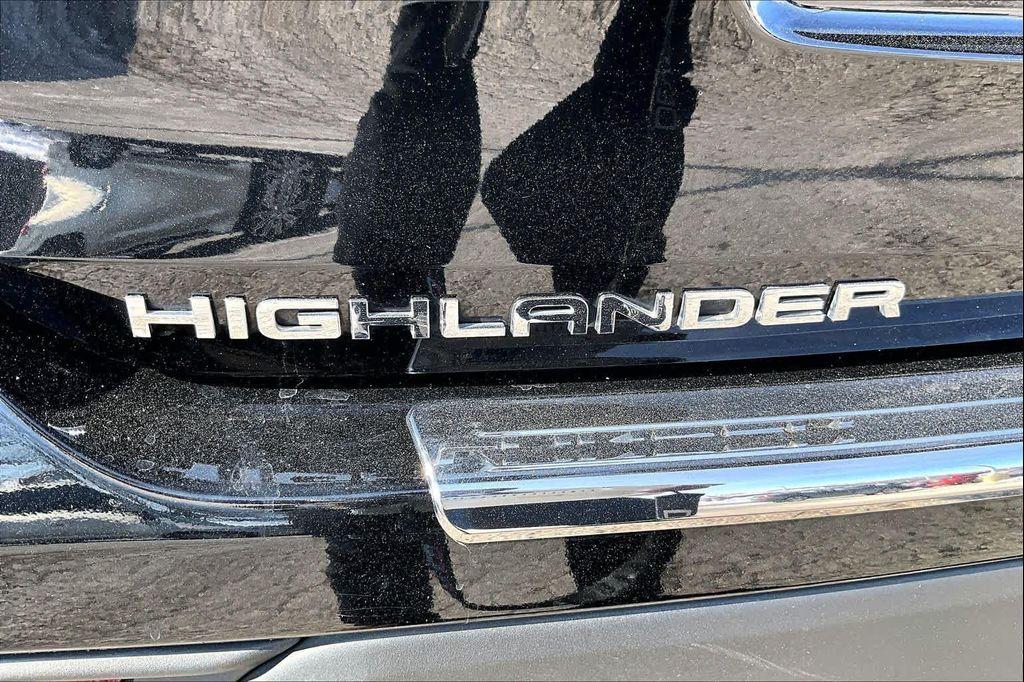 used 2022 Toyota Highlander car, priced at $28,500