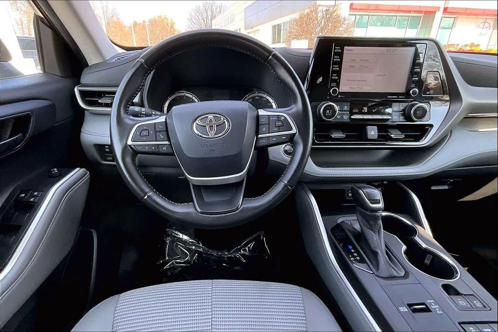 used 2022 Toyota Highlander car, priced at $28,500