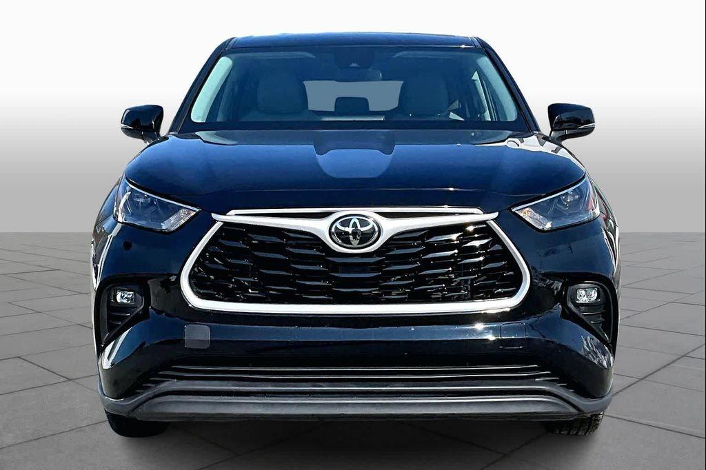 used 2022 Toyota Highlander car, priced at $28,500