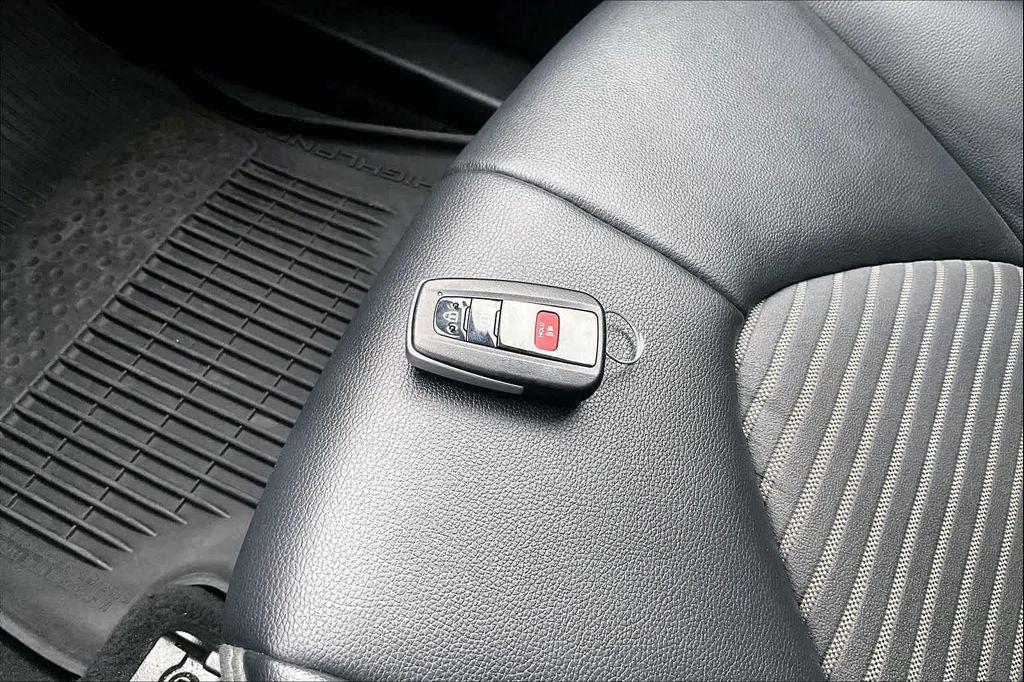 used 2022 Toyota Highlander car, priced at $33,000