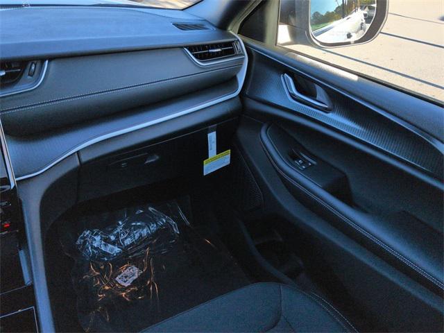 new 2025 Jeep Grand Cherokee car, priced at $35,076