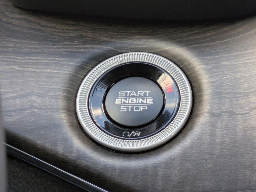 new 2025 Jeep Grand Cherokee car, priced at $60,927