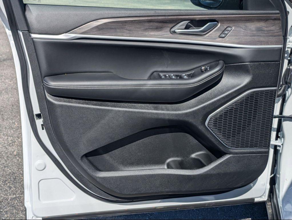 new 2025 Jeep Grand Cherokee car, priced at $50,543