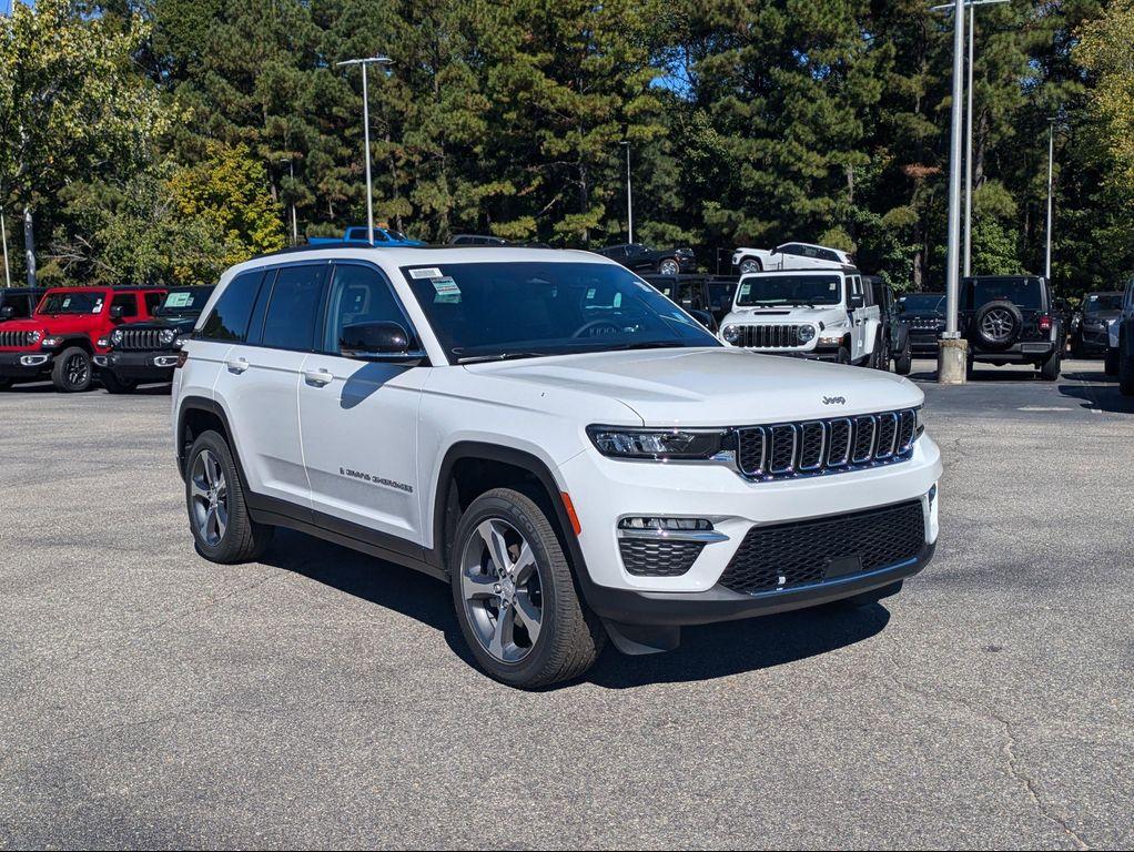 new 2025 Jeep Grand Cherokee car, priced at $50,543