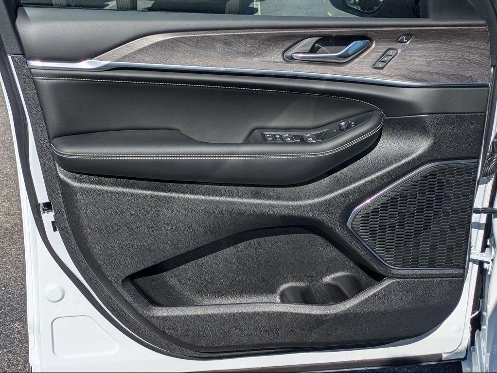 new 2025 Jeep Grand Cherokee L car, priced at $62,590