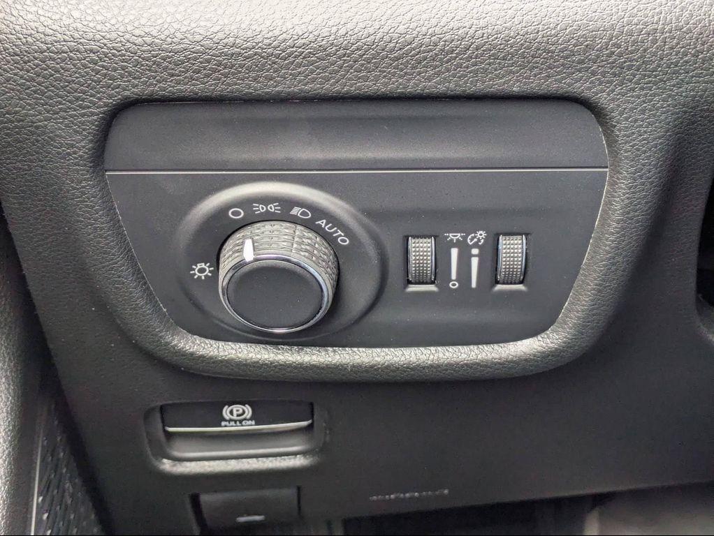 new 2026 Jeep Grand Cherokee car, priced at $43,949
