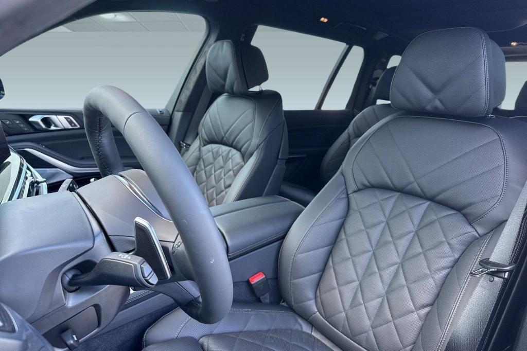 new 2026 BMW X7 car, priced at $106,060