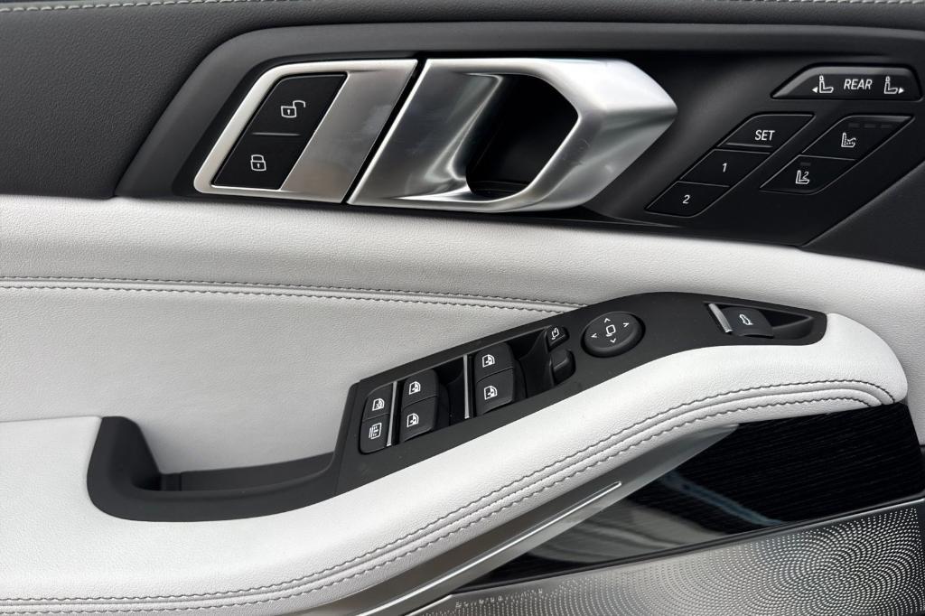 new 2026 BMW X7 car, priced at $106,710