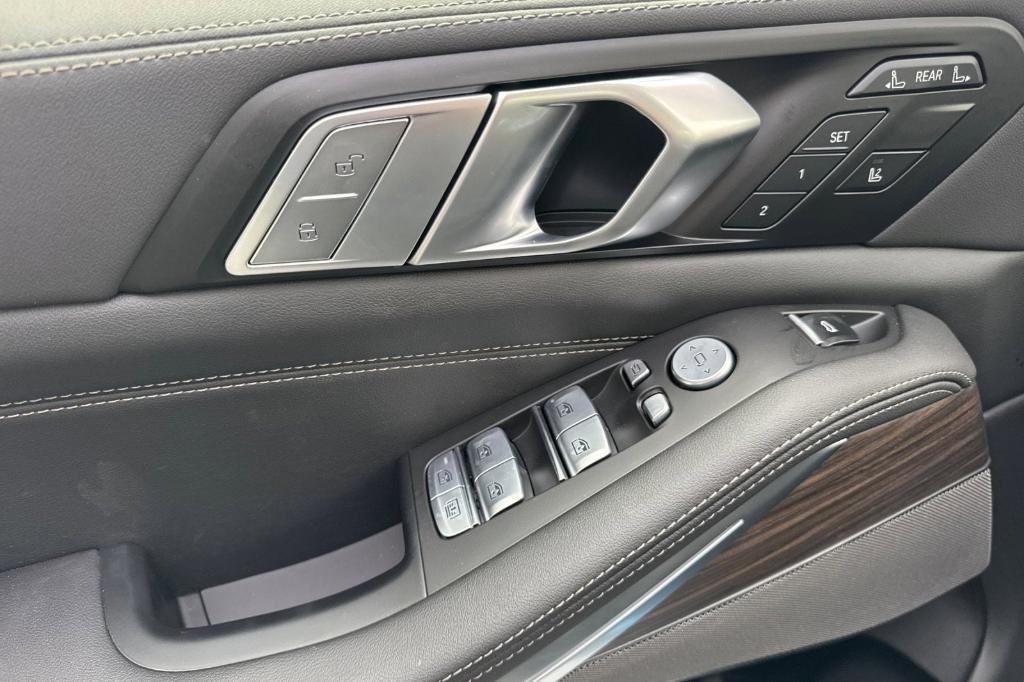 new 2026 BMW X7 car, priced at $92,540
