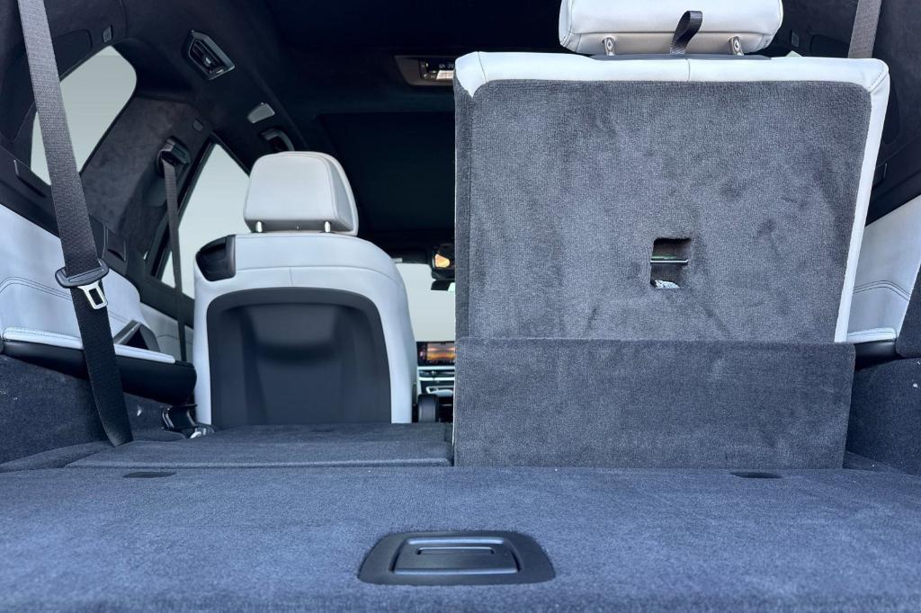 new 2026 BMW X7 car, priced at $106,710