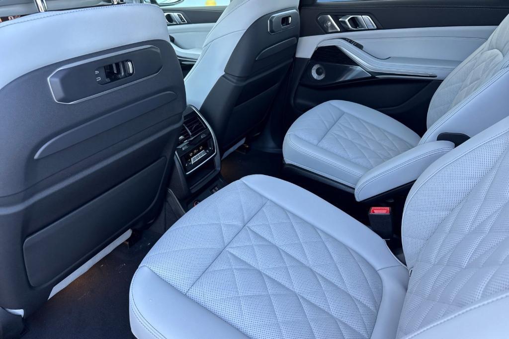 new 2026 BMW X7 car, priced at $106,710