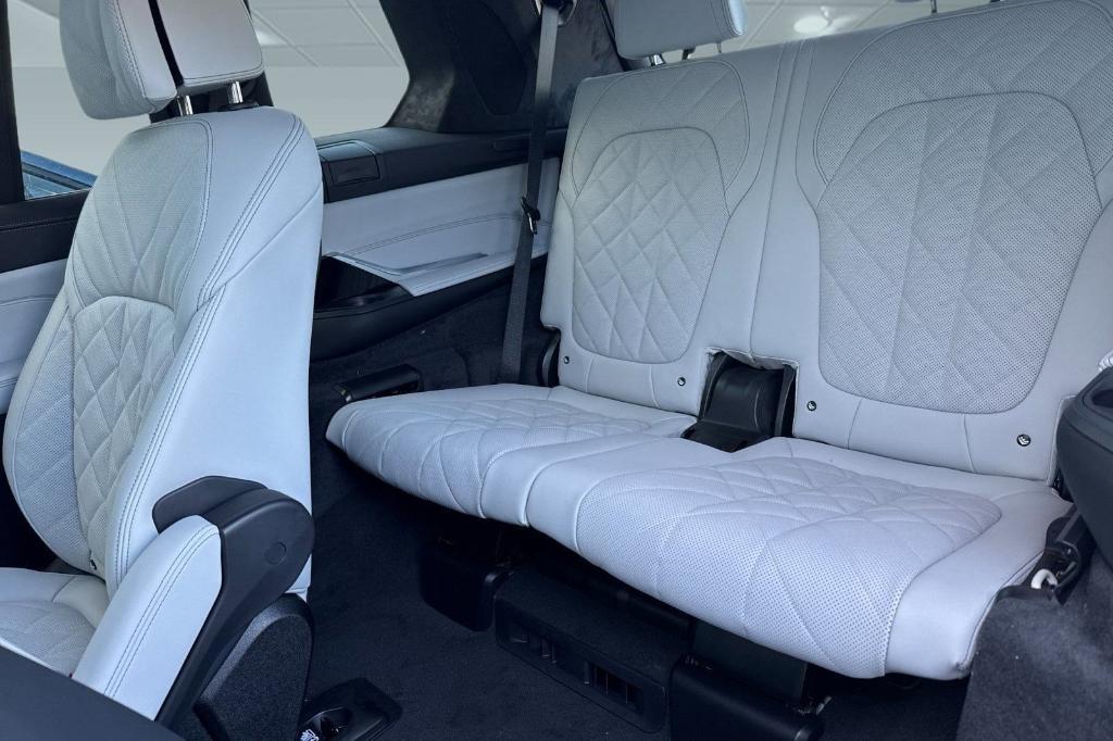 new 2026 BMW X7 car, priced at $106,710