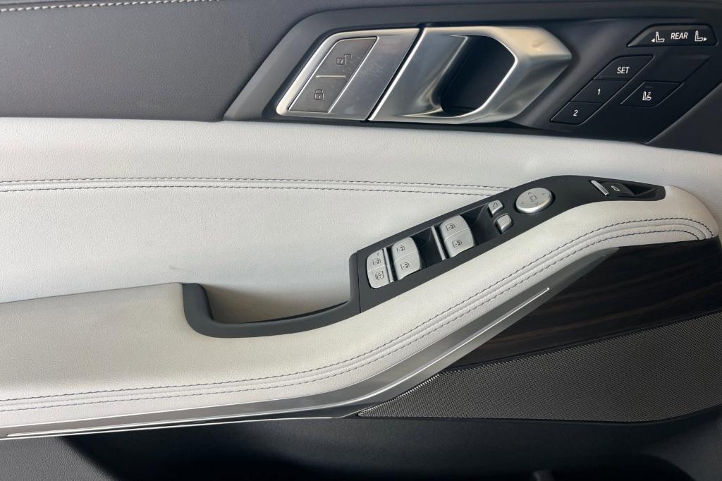 new 2026 BMW X7 car, priced at $93,540