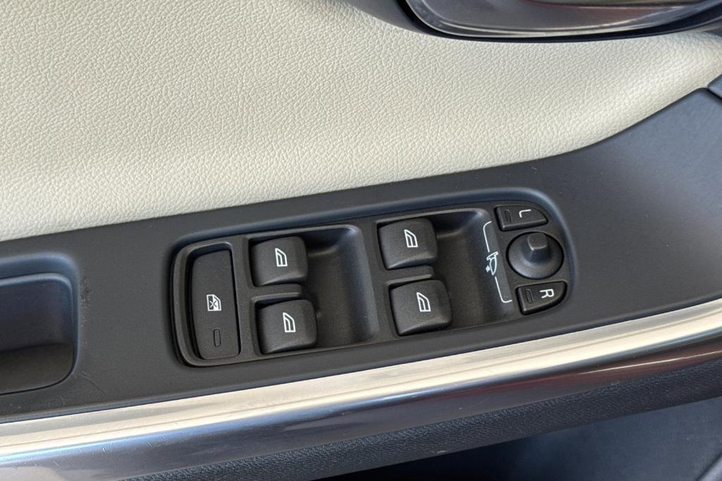 used 2015 Volvo V60 car, priced at $9,999