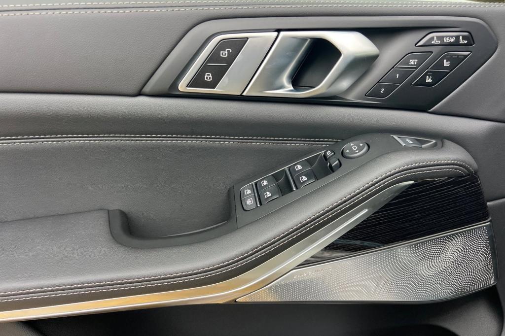 new 2026 BMW X7 car, priced at $106,710