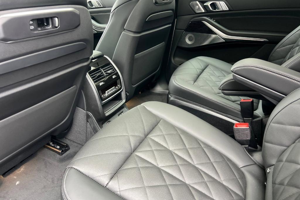 new 2026 BMW X7 car, priced at $106,710