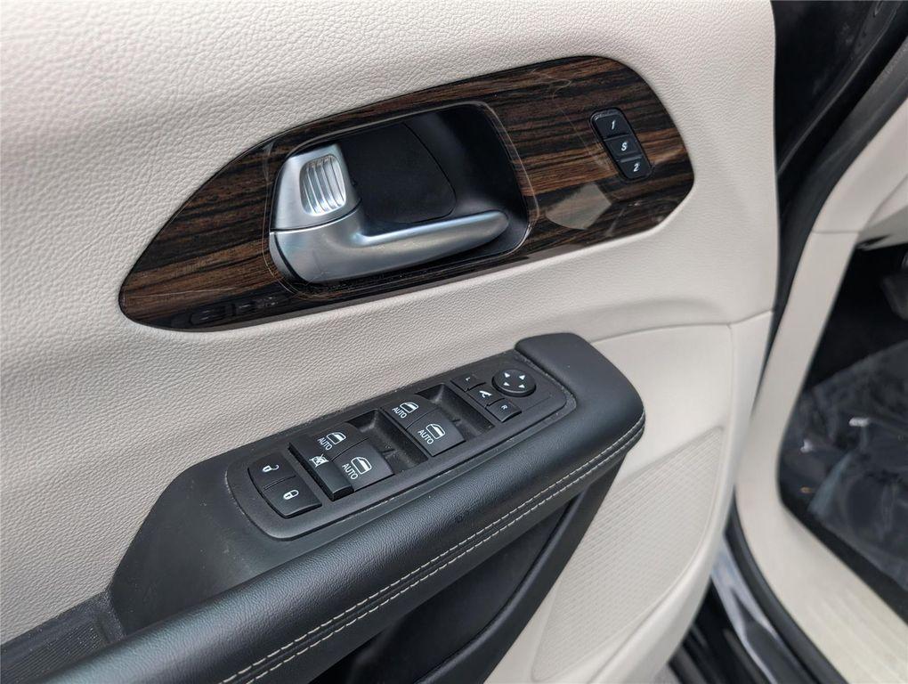 used 2023 Chrysler Pacifica car, priced at $25,323