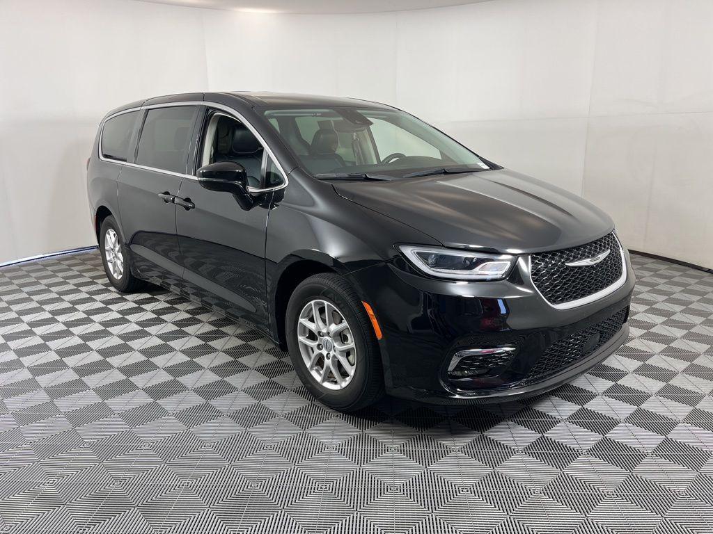 used 2024 Chrysler Pacifica car, priced at $29,995