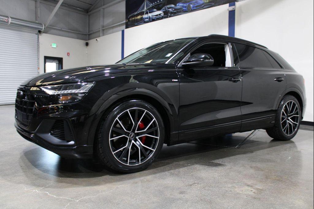 Audi Q8 view 5