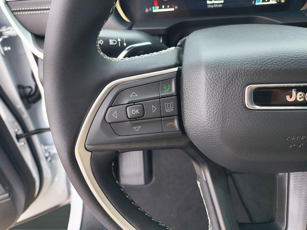 new 2025 Jeep Grand Cherokee car, priced at $38,880