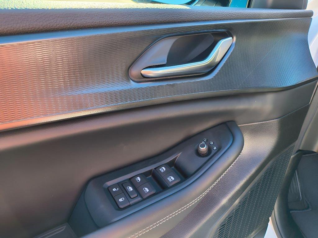 new 2025 Jeep Grand Cherokee car, priced at $37,880