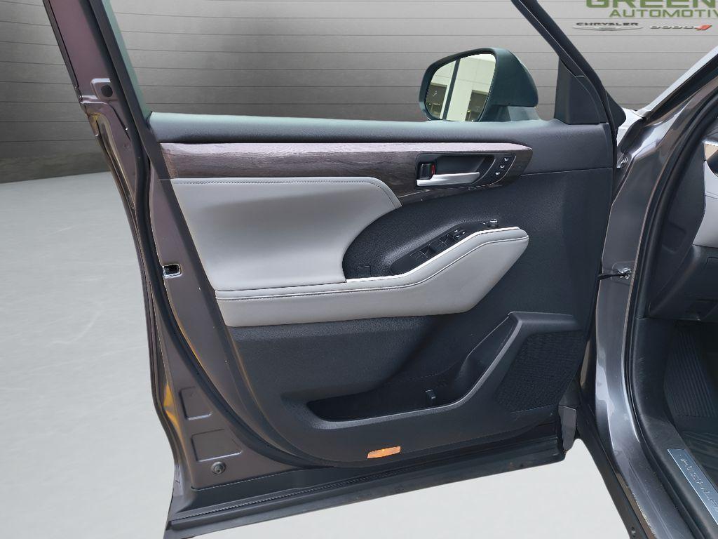 used 2023 Toyota Highlander car, priced at $36,999