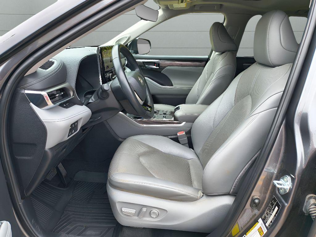 used 2023 Toyota Highlander car, priced at $36,999