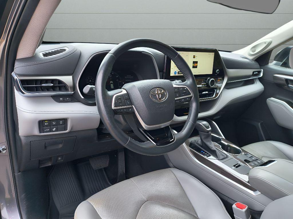 used 2023 Toyota Highlander car, priced at $36,999