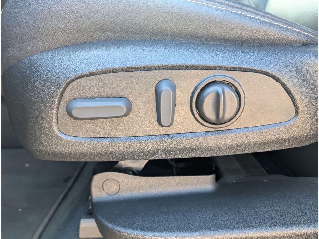 used 2023 Chevrolet Traverse car, priced at $29,808