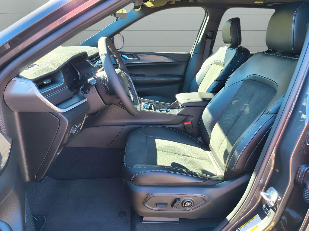 new 2025 Jeep Grand Cherokee car, priced at $36,730