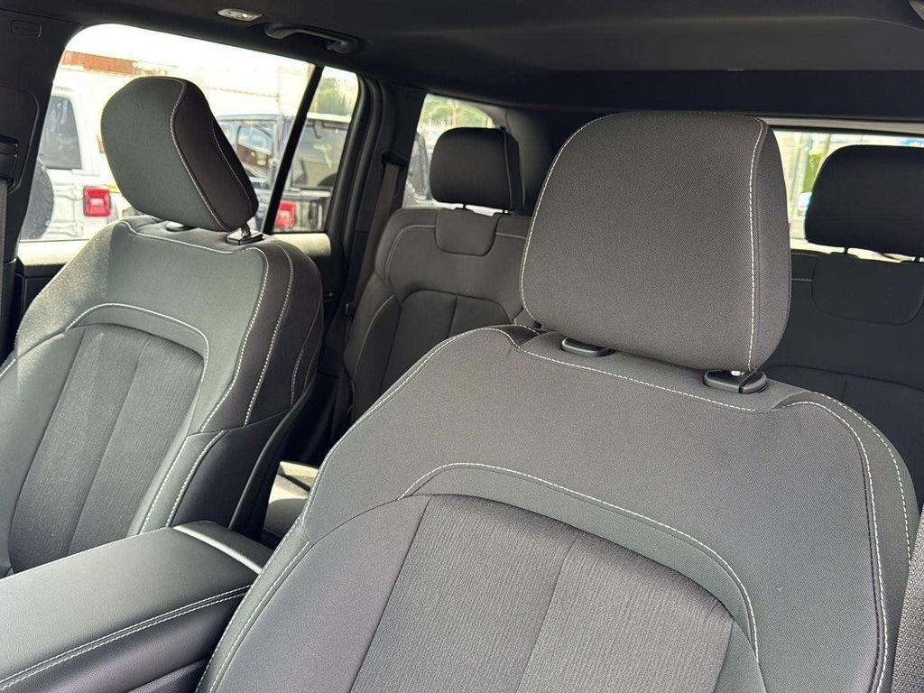 new 2025 Jeep Grand Cherokee car, priced at $38,325