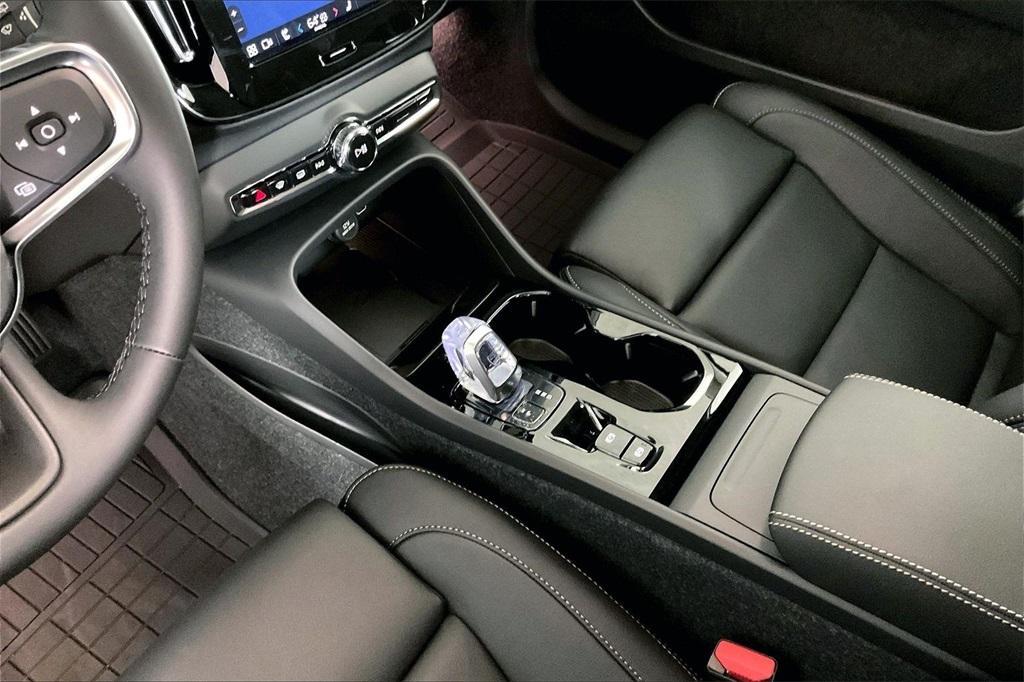 new 2025 Volvo XC40 car