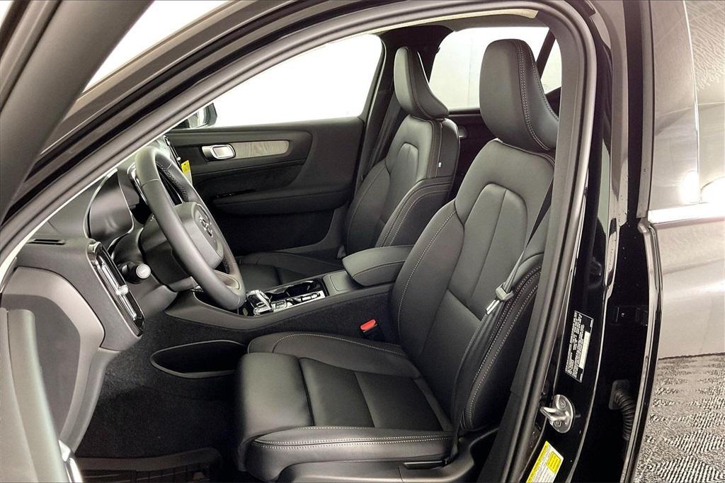 new 2025 Volvo XC40 car