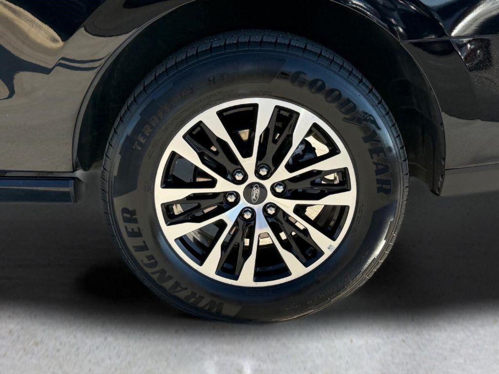used 2025 Ford Expedition car, priced at $63,998
