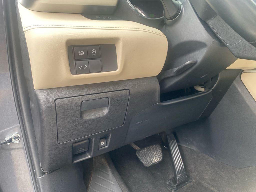 used 2023 Toyota Highlander car, priced at $29,985