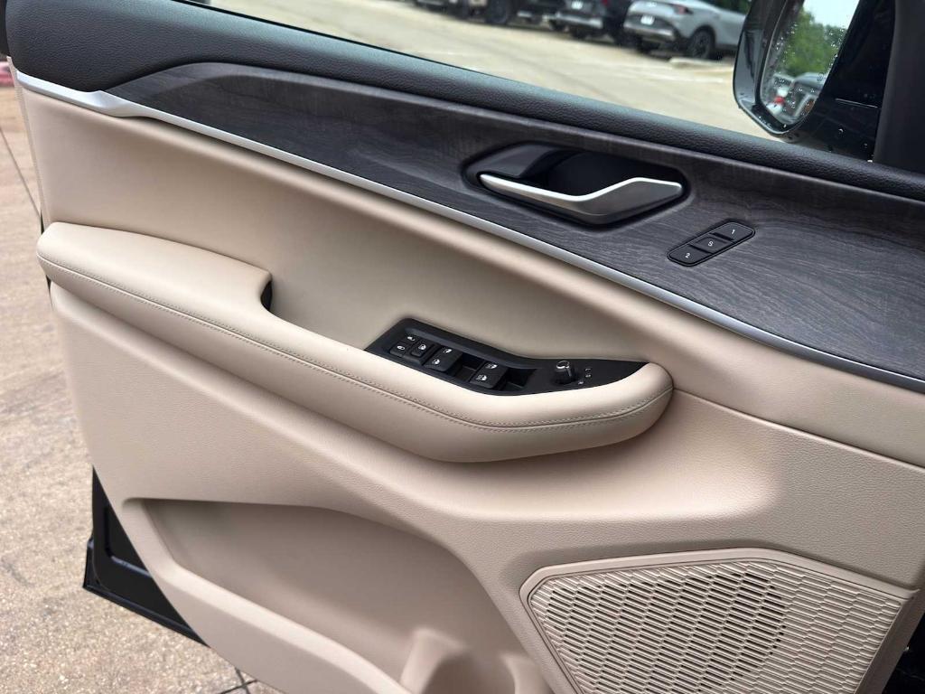 used 2024 Jeep Grand Cherokee car, priced at $35,998