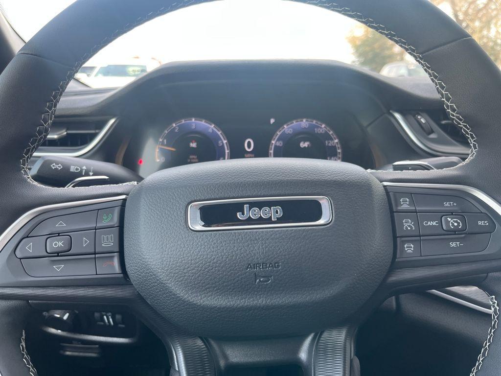 new 2025 Jeep Grand Cherokee car, priced at $41,042