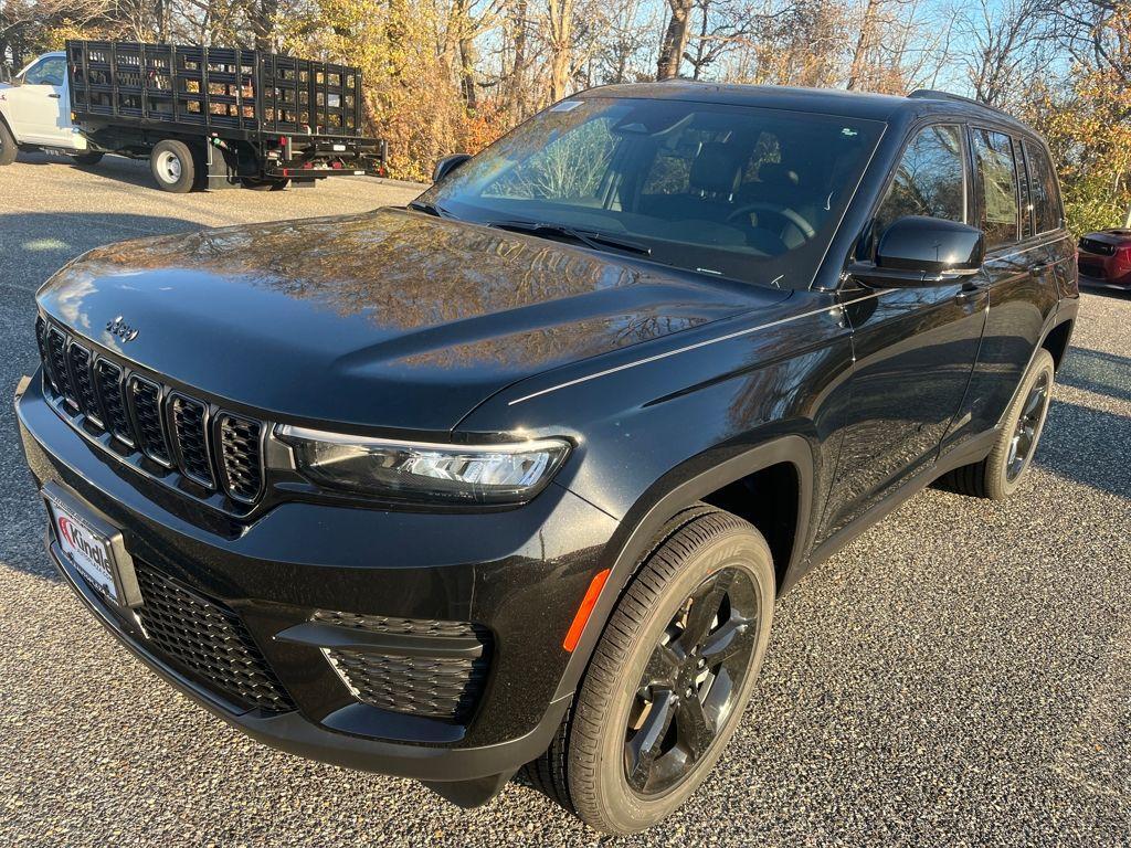 new 2025 Jeep Grand Cherokee car, priced at $44,553