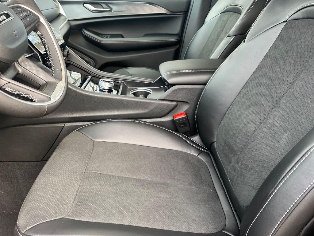 new 2025 Jeep Grand Cherokee car, priced at $44,553