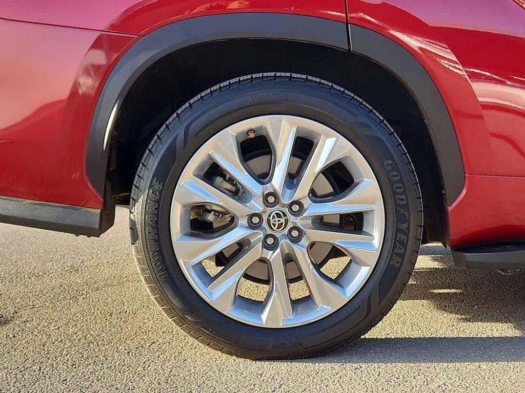 used 2021 Toyota Highlander car, priced at $33,986