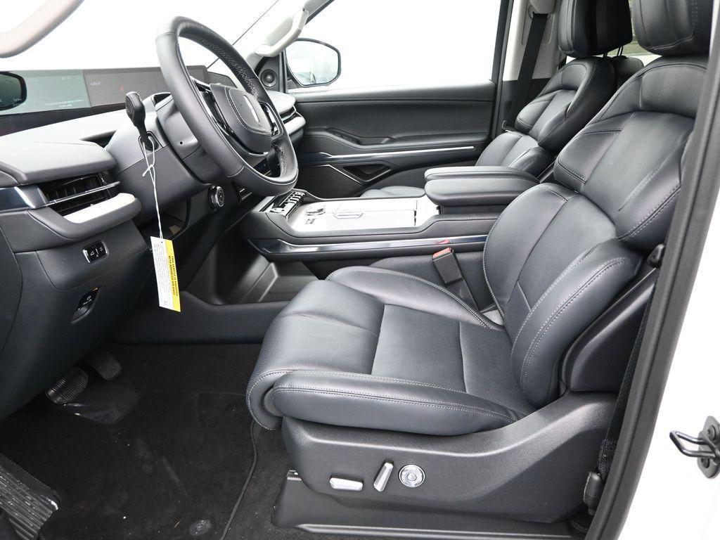 new 2025 Lincoln Navigator car, priced at $91,300