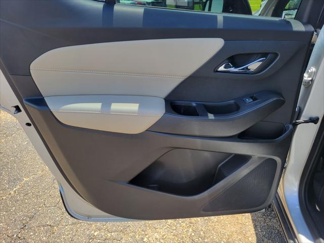 2022 Silver Ice Metallic Chevrolet Traverse