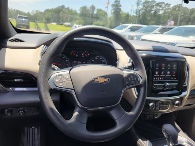 2022 Silver Ice Metallic Chevrolet Traverse