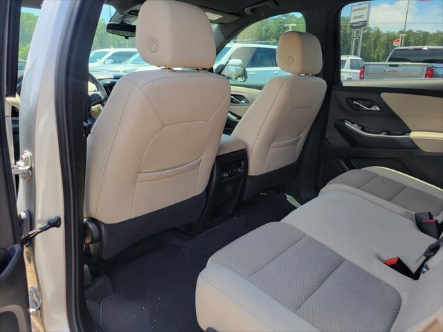 2022 Silver Ice Metallic Chevrolet Traverse